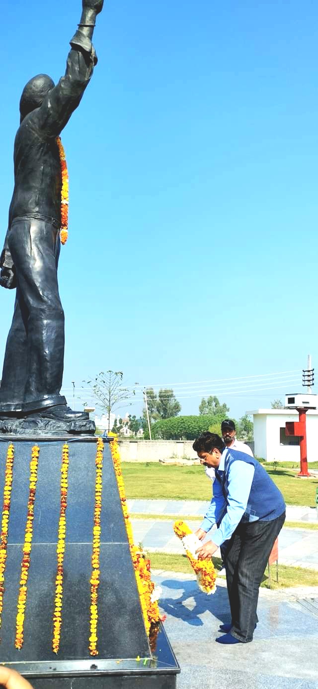 उपायुक्त और एसएसपी ने शहीद के पैतृक गांव जाकर श्रद्धांजलि दी